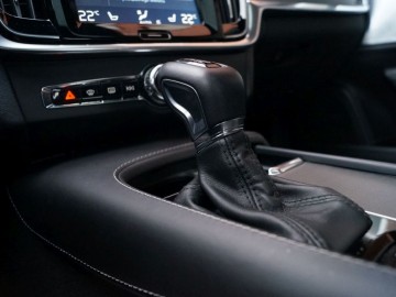 Volvo S90 D5 AWD Inscription &ndash; Pięć metr&oacute;w luksusu, czyli piękna bestia