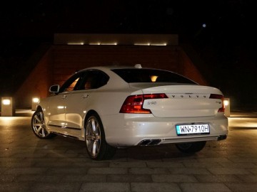 Volvo S90 D5 AWD Inscription &ndash; Pięć metr&oacute;w luksusu, czyli piękna bestia