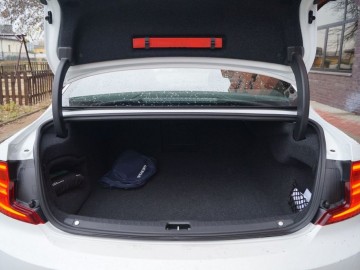 Volvo S90 D5 AWD Inscription &ndash; Pięć metr&oacute;w luksusu, czyli piękna bestia
