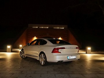 Volvo S90 D5 AWD Inscription &ndash; Pięć metr&oacute;w luksusu, czyli piękna bestia