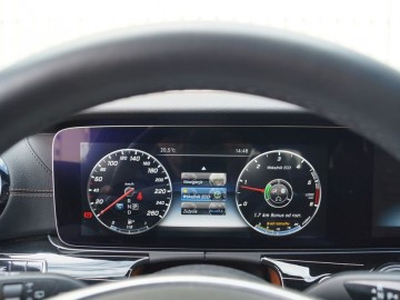 Mercedes Benz E220d W213 kombi 9G-Tronic &ndash; Elegancja i blichtr