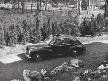 Potr&oacute;jne urodziny Peugeota podczas Salonu R&eacute;tromobile