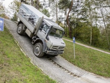 Mercedes Unimog U 4023/U 5023 &ndash; Najtrudniejszy off-road to jego żywioł