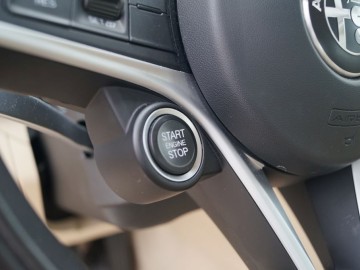 Alfa Romeo Giulia II 2,2 JTD 180 KM 8AT &ndash; Moja Sophia Loren