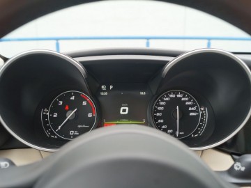 Alfa Romeo Giulia II 2,2 JTD 180 KM 8AT &ndash; Moja Sophia Loren