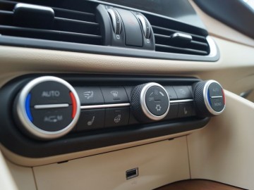 Alfa Romeo Giulia II 2,2 JTD 180 KM 8AT &ndash; Moja Sophia Loren