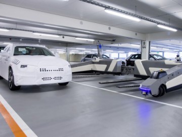 W fabryce Audi roboty transportują samochody