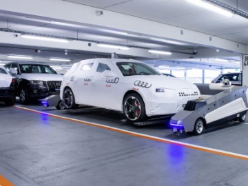 W fabryce Audi roboty transportują samochody