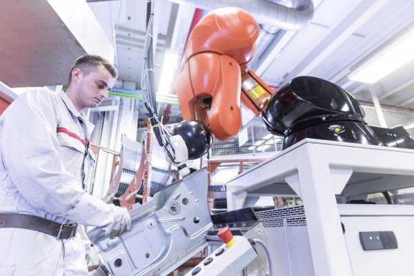 Człowiek &ndash; robot &ndash; fabryka przyszłości