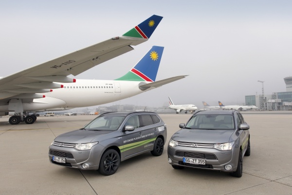 Mitsubishi Outlander na lotnisku we Frankfrucie i Helsinkach