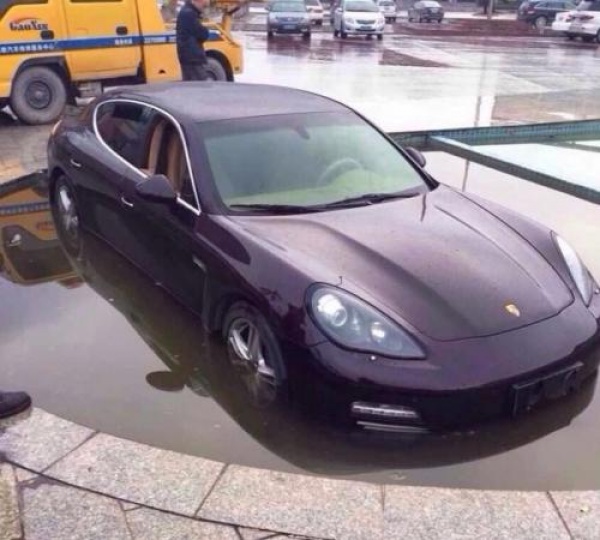 Porsche Panamera w stawie