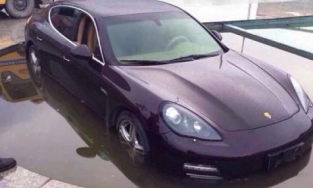 Porsche Panamera w stawie