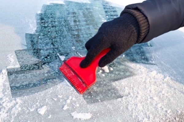 Jak zadbać zimą o szyby w samochodzie?