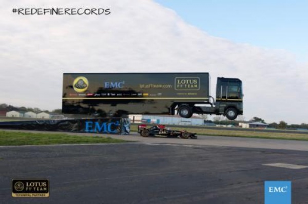 Ciężar&oacute;wka Renault Lotus F1 przeskoczyła nad bolidem F1