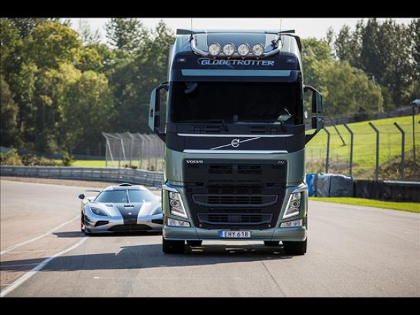 Volvo FH vs Koenigsegg One:1