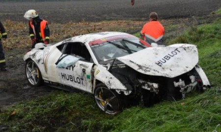 Ferrari 458 Italia rozbite na niemieckiej drodze