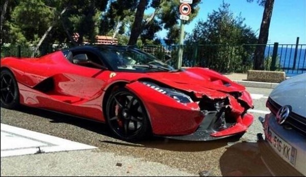 LaFerrari vs VW Golf &ndash; droga stłuczka