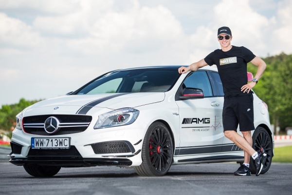 Robert Lewandowski za kierownicą Mercedes&oacute;w AMG