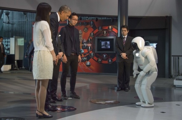 ASIMO powitał Prezydenta Obamę