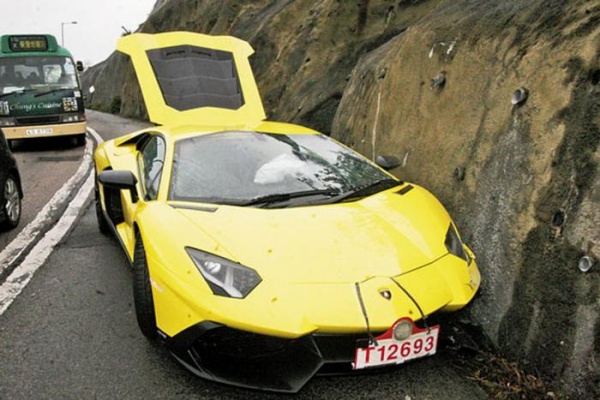 Rozbity Aventador