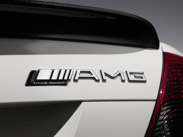 Nowy Aston bez logo AMG