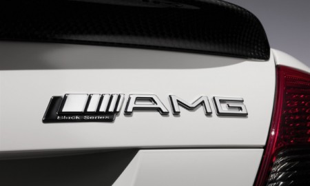Nowy Aston bez logo AMG