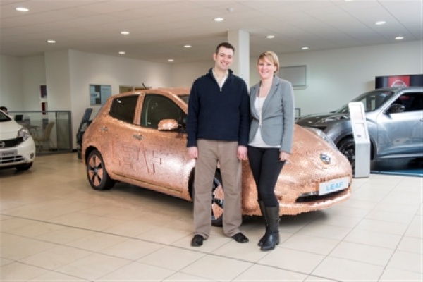 Nissan LEAF pokryty monetami