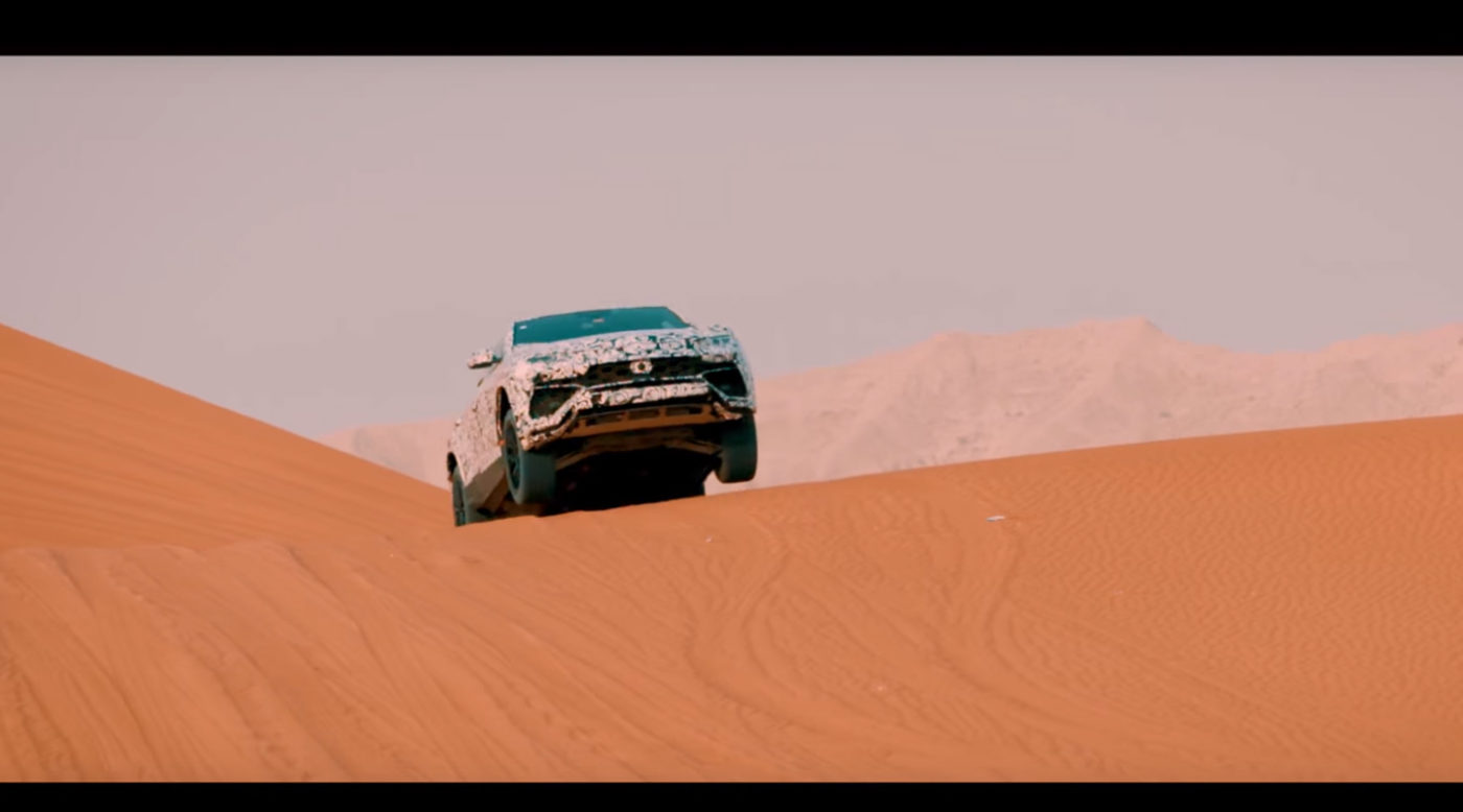 Lamborghini Urus na pustyni