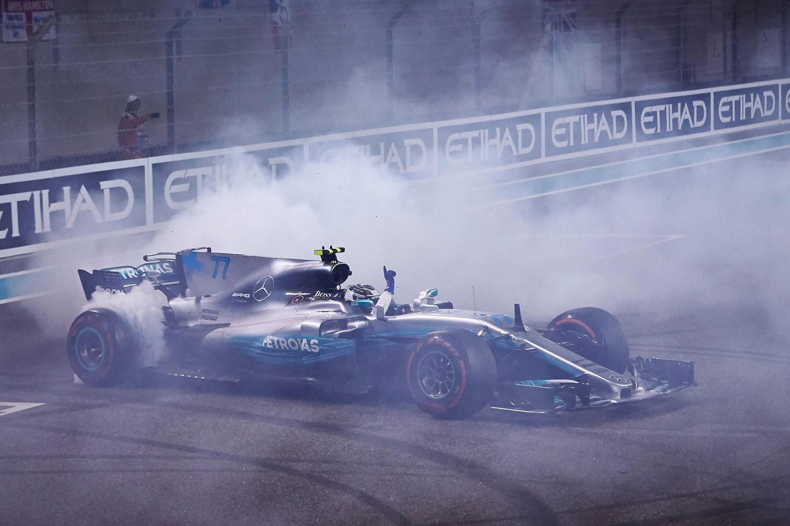 Dublet Mercedesa na koniec sezonu