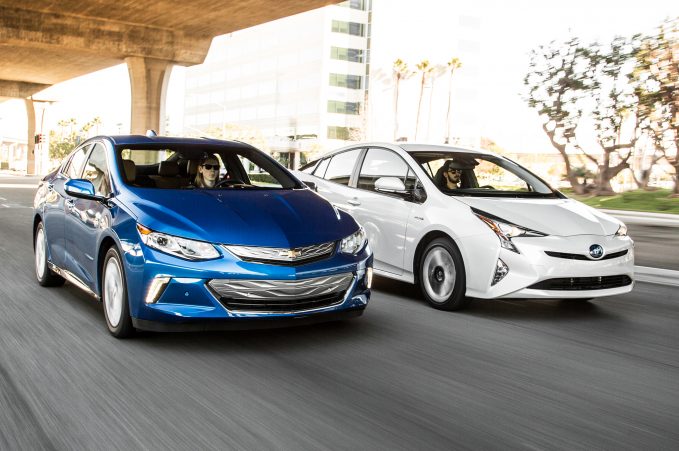 Toyota Prius Plug-in Hybrid pokonała Chevroleta Volt