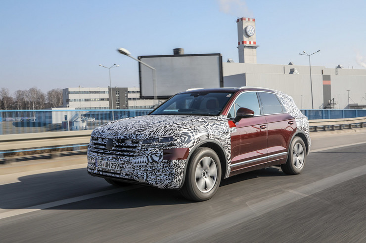 Nowy VW Touareg w drodze przez Polskę do Pekinu