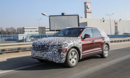 Nowy VW Touareg w drodze przez Polskę do Pekinu