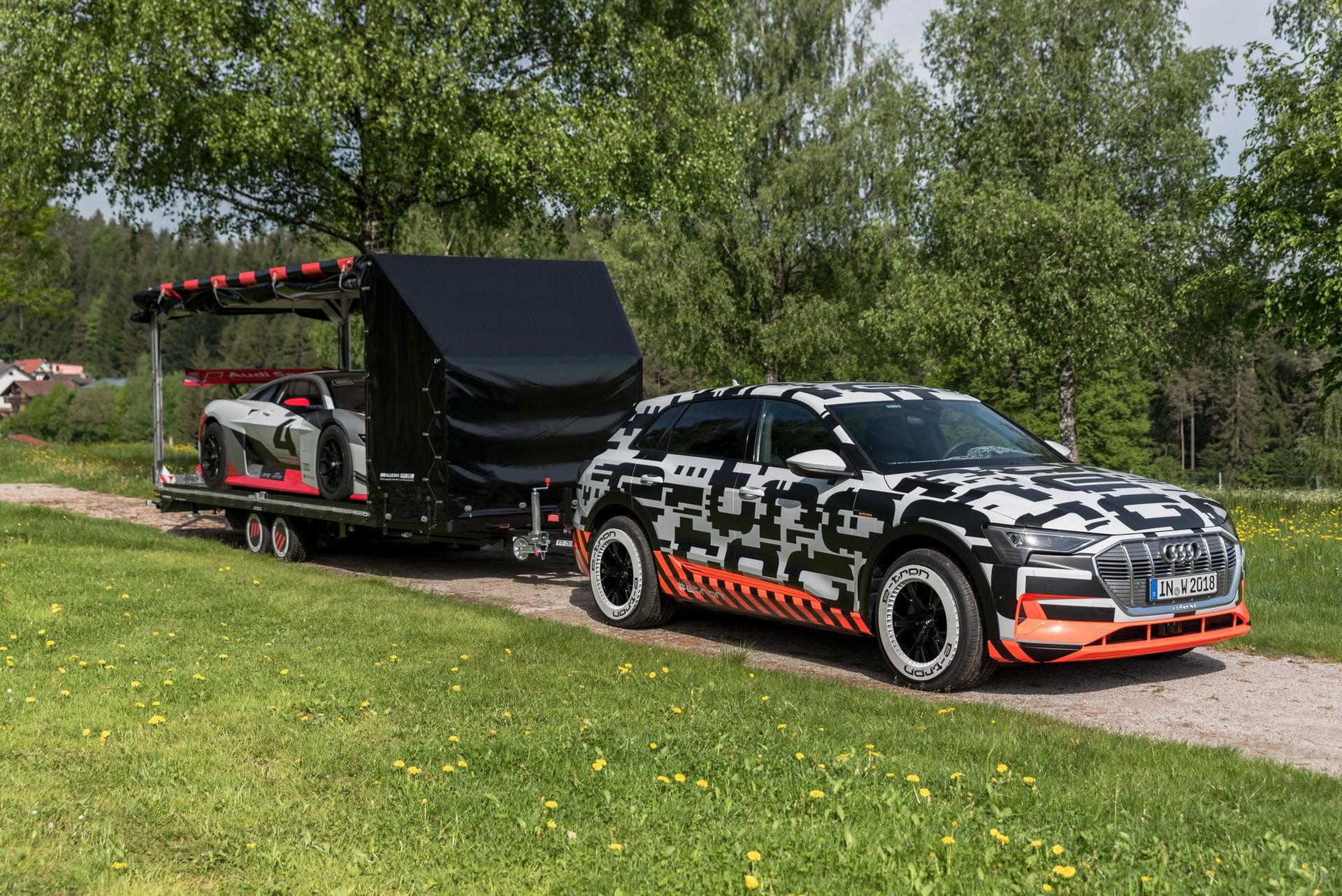 Prototyp Audi e-tron w drodze nad W&ouml;rthersee