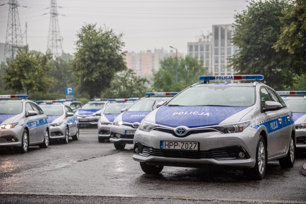 Policja w hybrydowych Toyotach