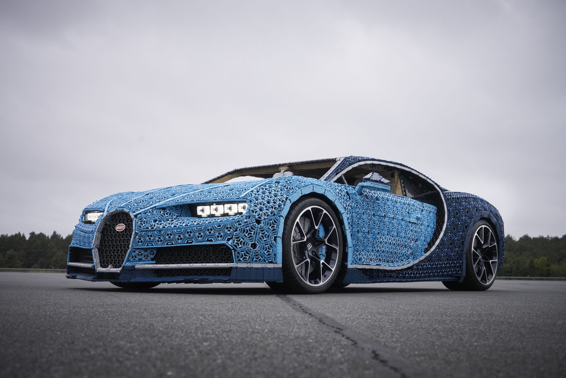 Bugatti Chiron z klock&oacute;w LEGO w skali 1:1