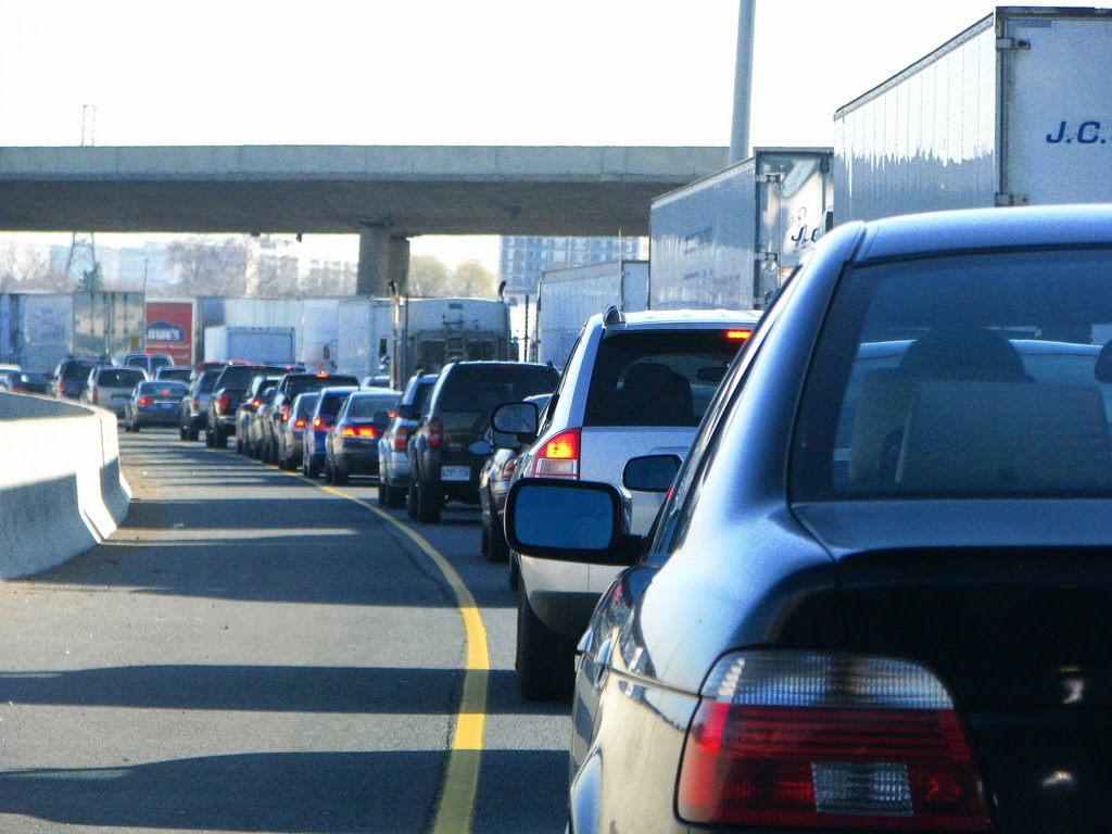 Przed świętami większy ruch na drogach. Czy kierowcy jeżdżą bezpieczniej?