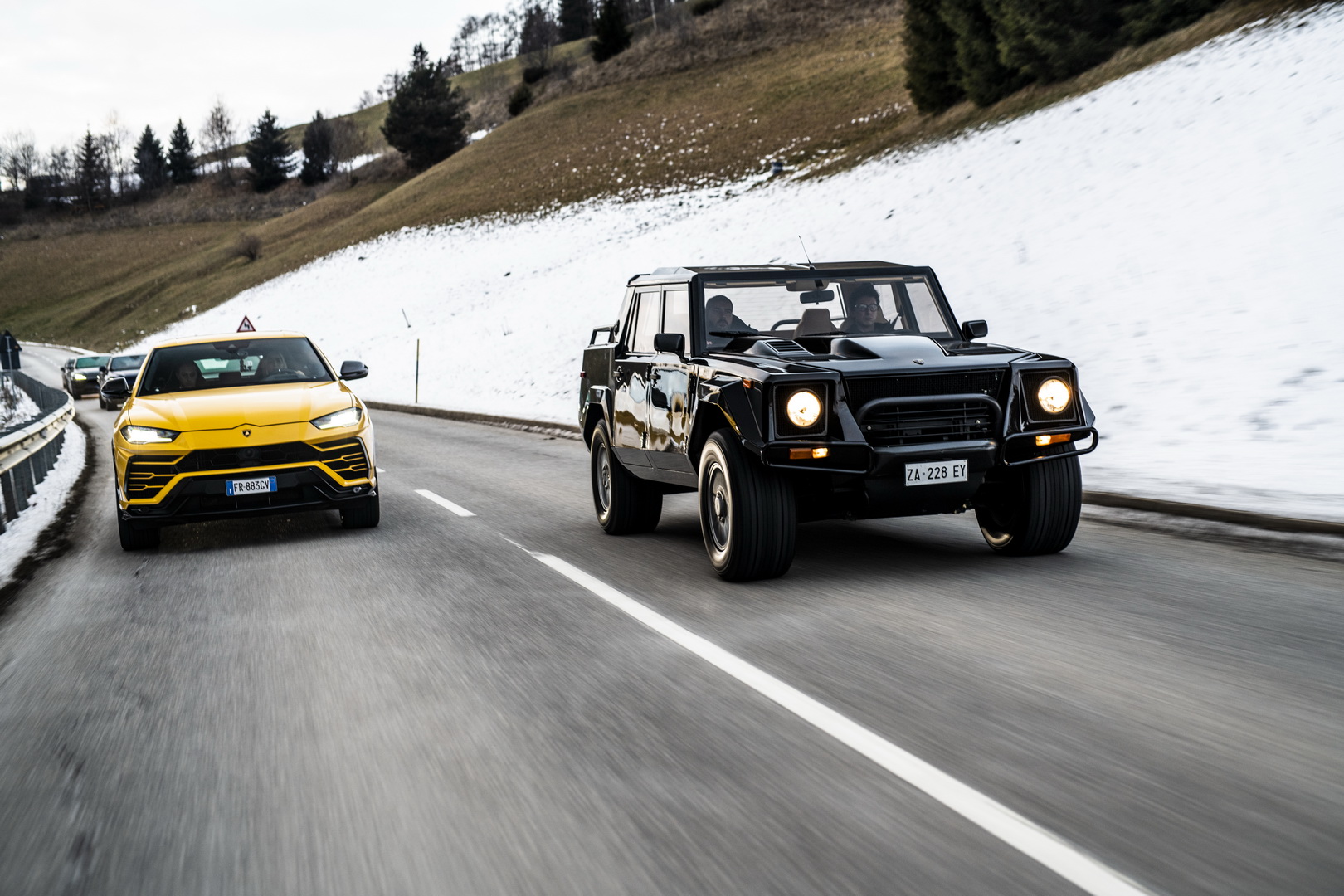 Lamborghini Urus i LM002 w świątecznym konwoju