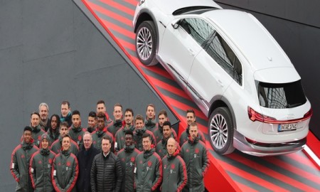 Piłkarze FC Bayern Monachium i Audi e-tron