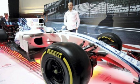 Robert Kubica w bolidzie F1 z logo Orlenu