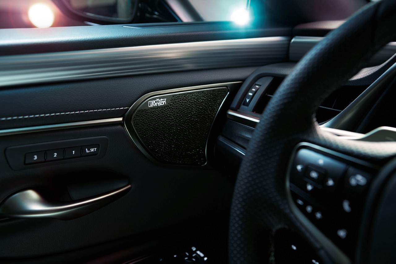 Lexus ES kontra opera