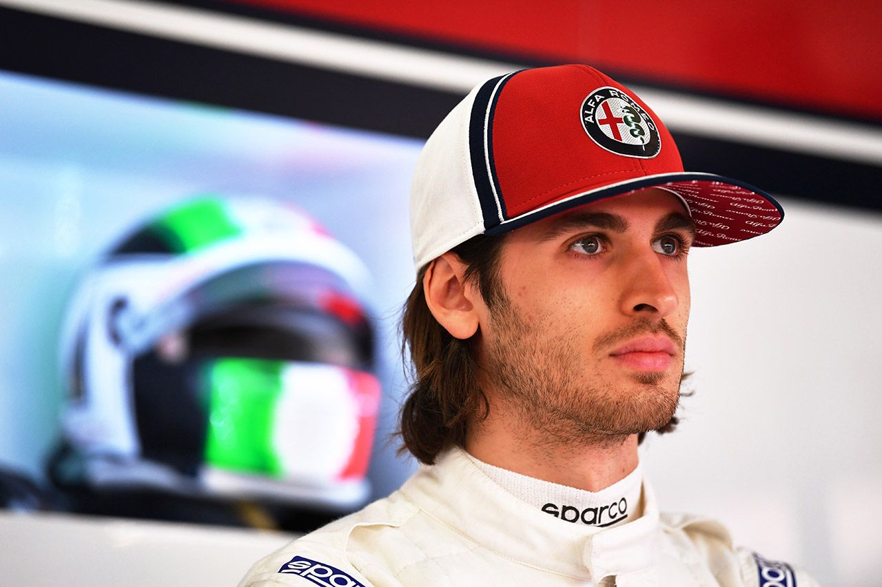 Antonio Giovinazzi za kierownicą Alfy Romeo Racing C38 w Barcelonie