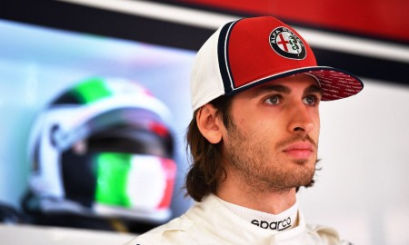 Antonio Giovinazzi za kierownicą Alfy Romeo Racing C38 w Barcelonie
