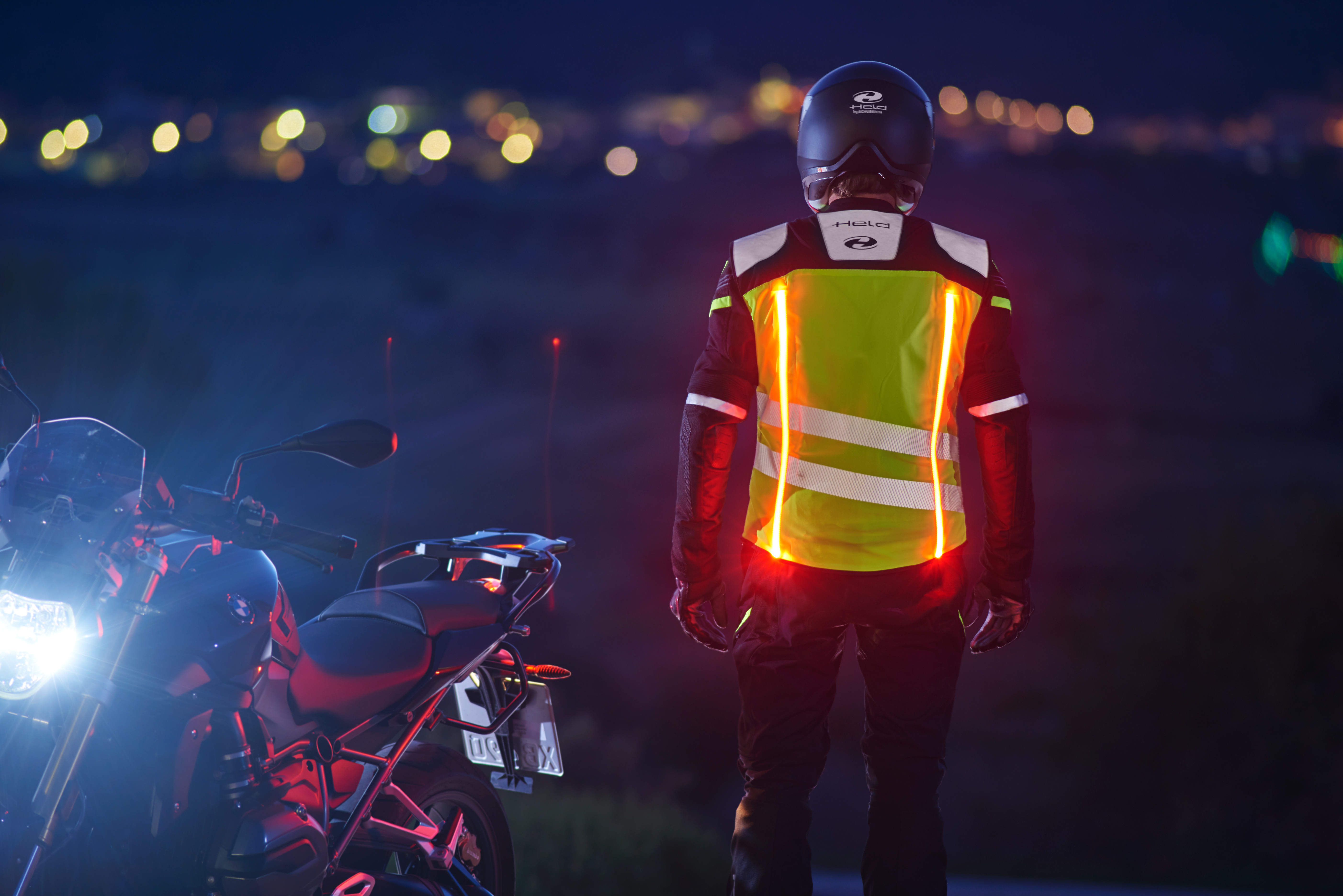 Motocykliści w LED strojach