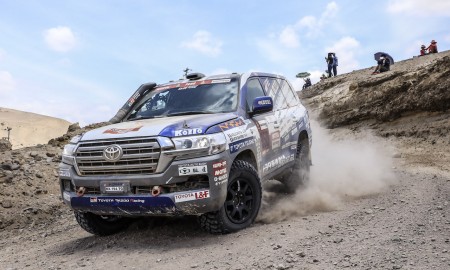Toyota przygotowuje Land Cruisera do Rajdu Dakar