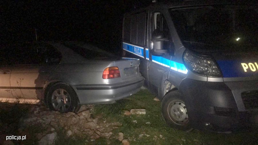 Był pijany, uciekał i uszkodził radiow&oacute;z