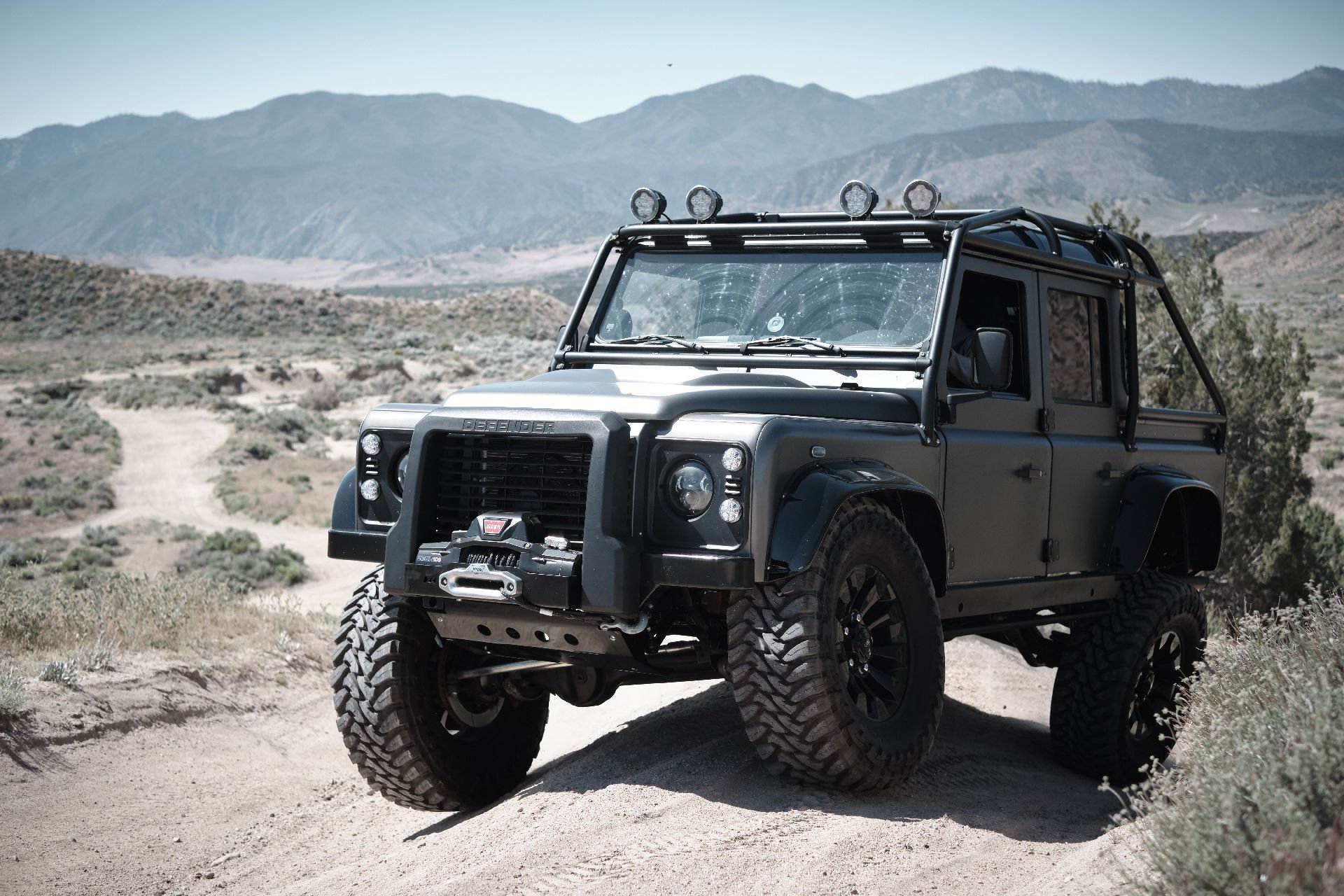 Land Rover Defender &ndash; W stylu Bonda