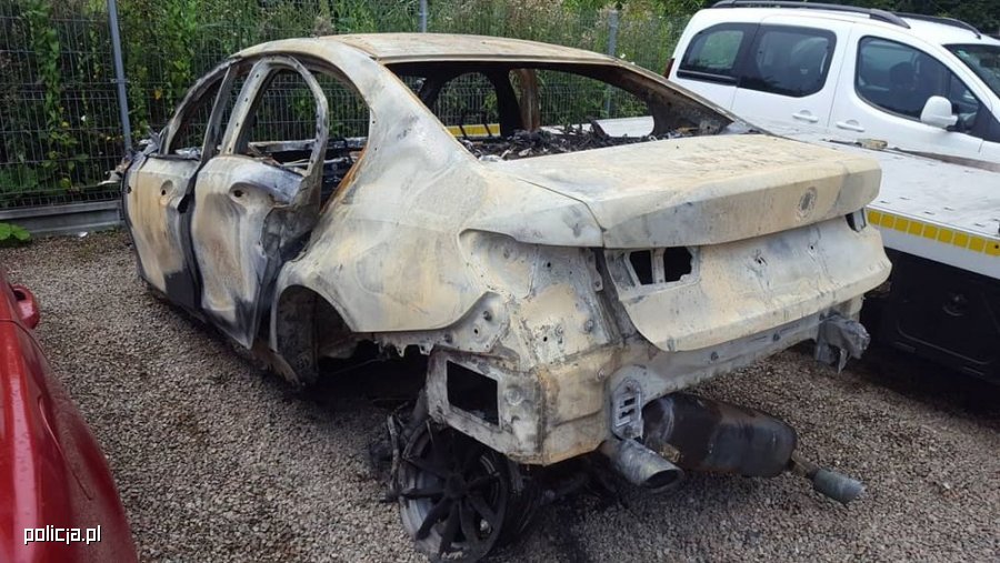 Spłonęło wypożyczone przez oszusta BMW