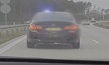 Jeździł samochodem z niebieskim &bdquo;kogutem&rdquo;