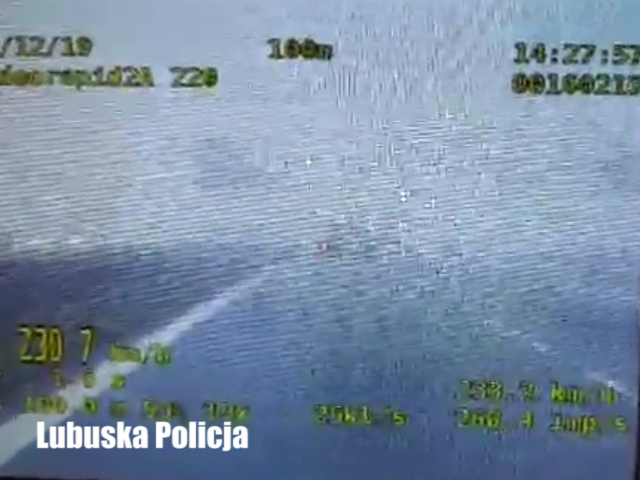  Gęsta mgła, mokra droga, na liczniku 230 km/h