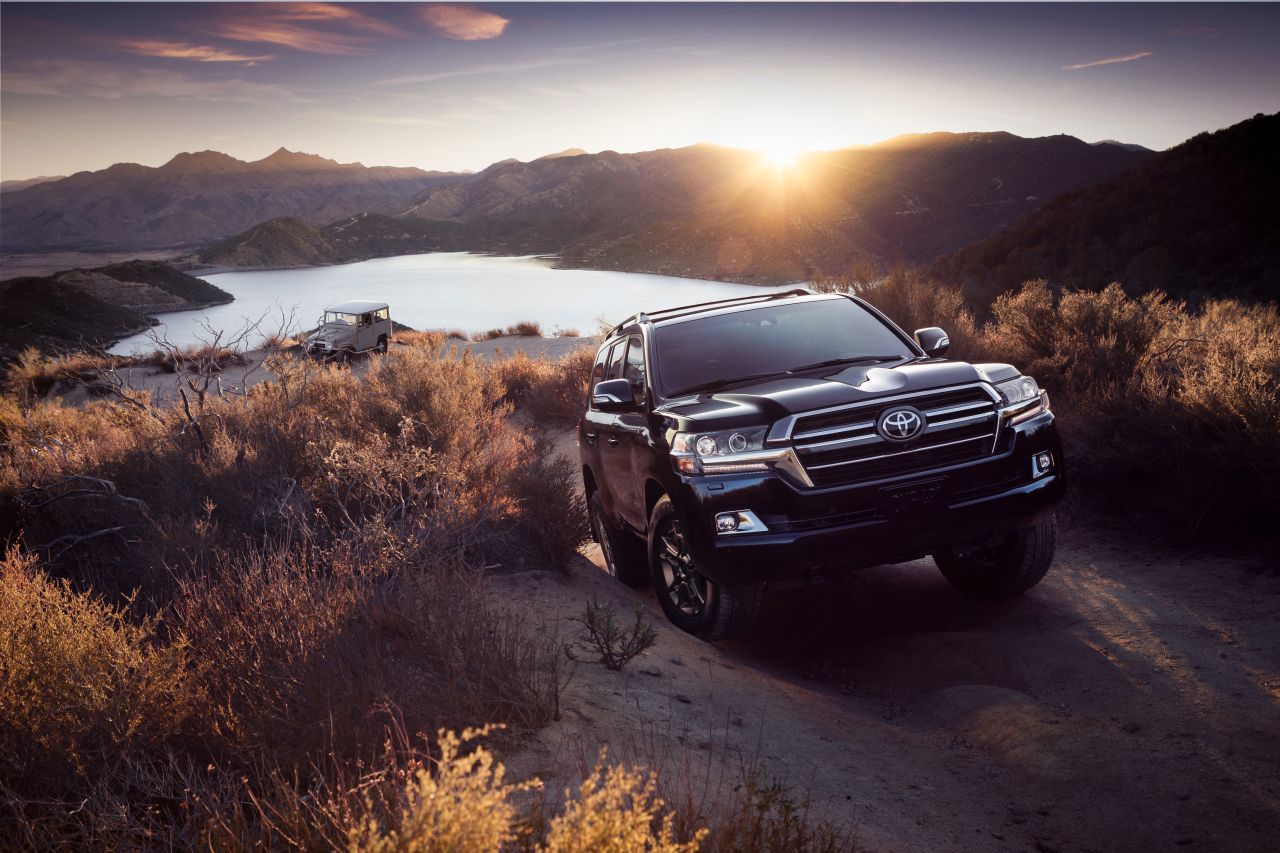Toyota Land Cruiser 300 z hybrydą V6 jeszcze w tym roku?